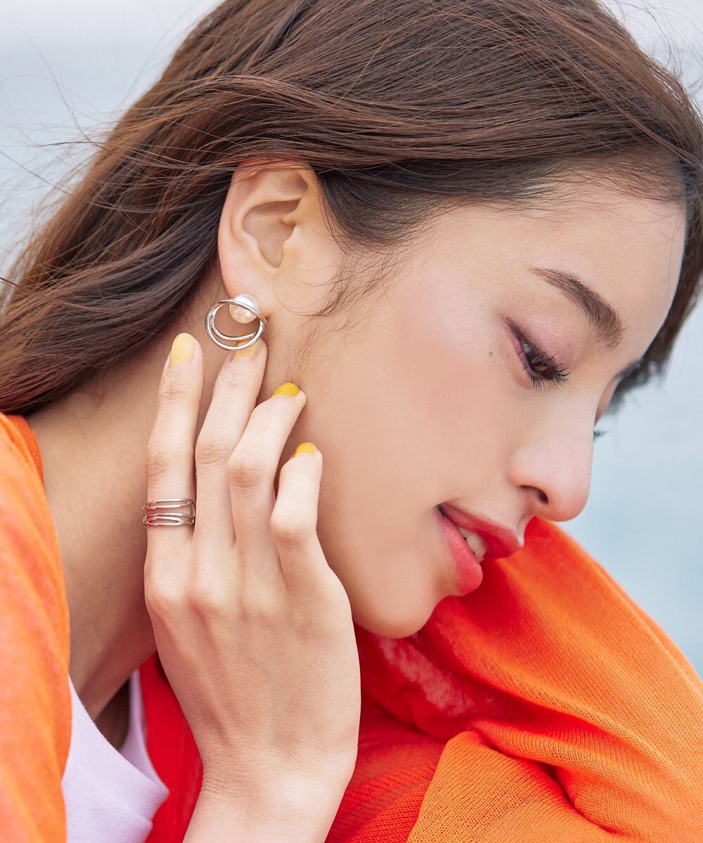 Tiaclasse 捻じりフープパール付きピアス 