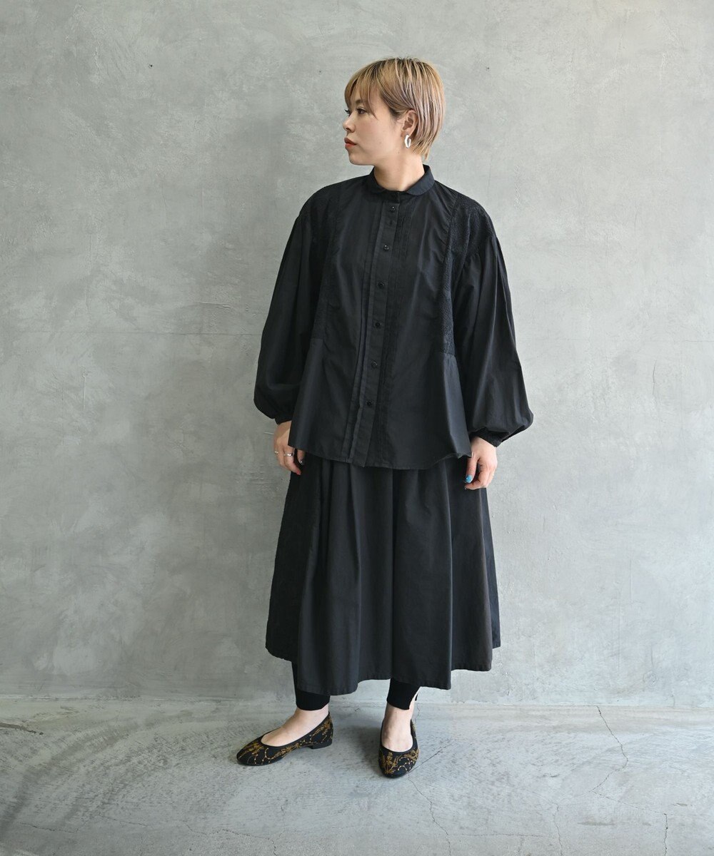 muuc 〈オーガニックコットン〉〈通年着られる〉フラワーノット刺繍 小さめ衿 ボリューム袖 シェルボタン使用 タックデザインブラウス 