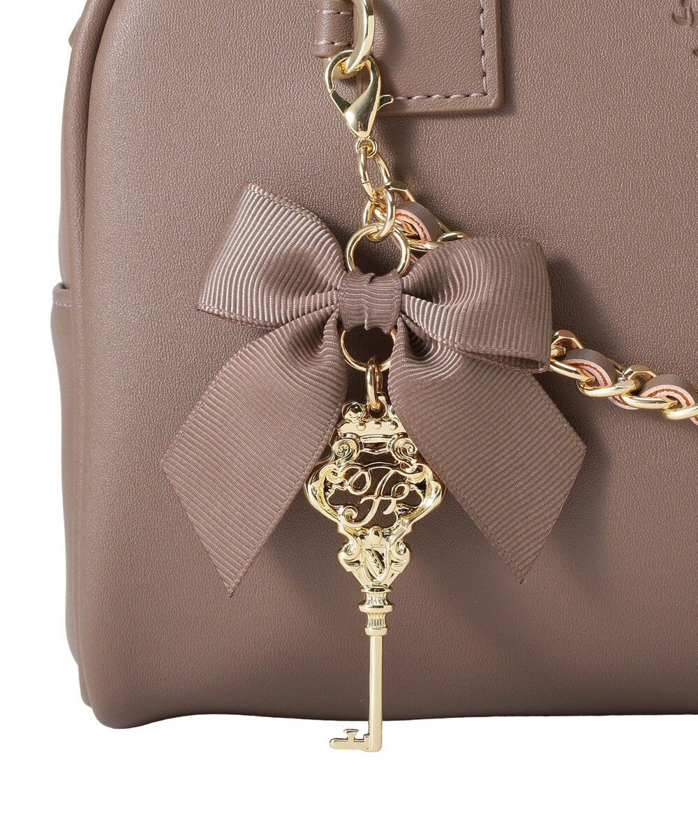 Maison de FLEUR チャーム付きスクエアボストンバッグ 