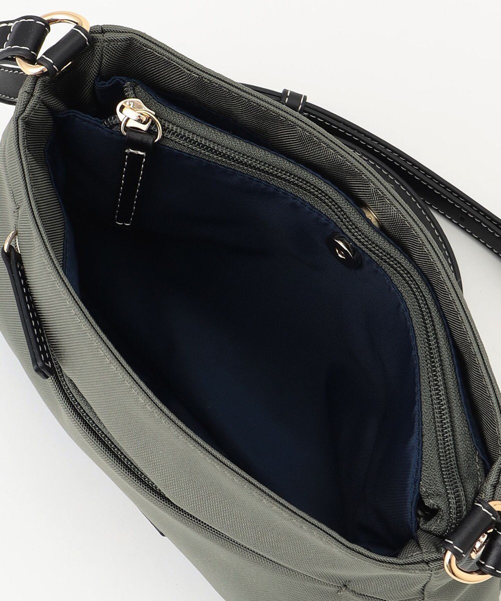 LA BAGAGERIE ポリエステルキャンバス　タックポシェット 