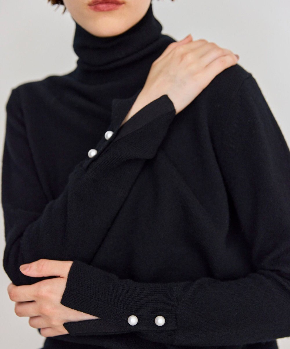 BEIGE， 【WEB限定・洗える】ALSACE / パール釦タートルネックウールニット 