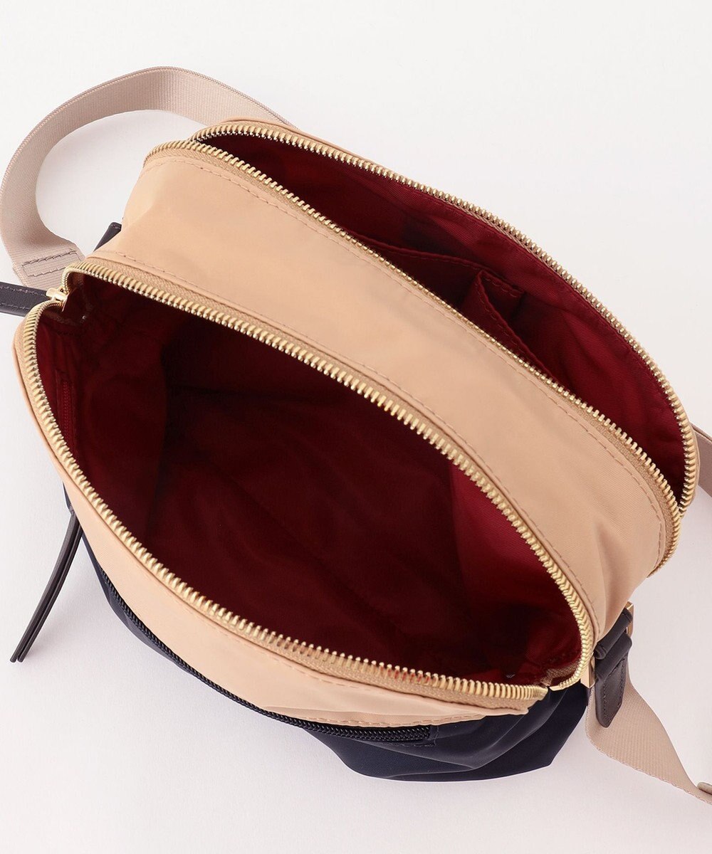 LA BAGAGERIE ウォータープルーフナイロン　スクエアショルダー 