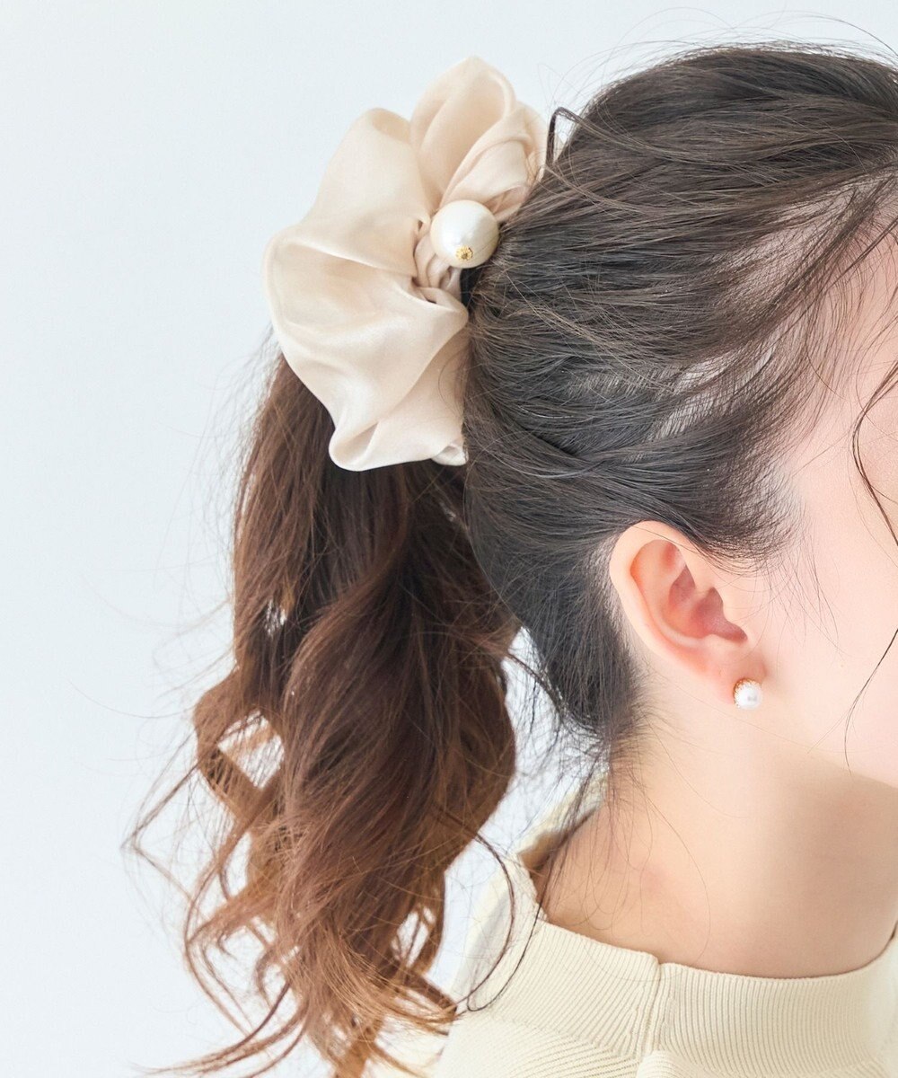 Phoebe ボリューミーシアーシュシュ　ベージュ/パール/大ぶり 