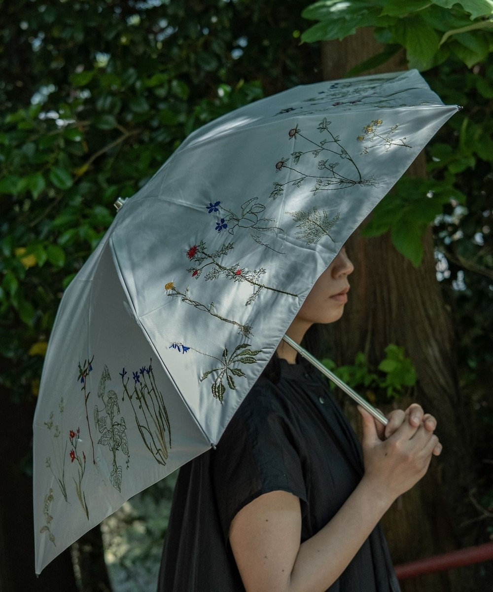 AND WOOL 〈UVカット率99%以上・一級遮光生地・晴雨兼用〉ボタニカル刺繍の日傘 （折りたたみ傘タイプ） ホワイト