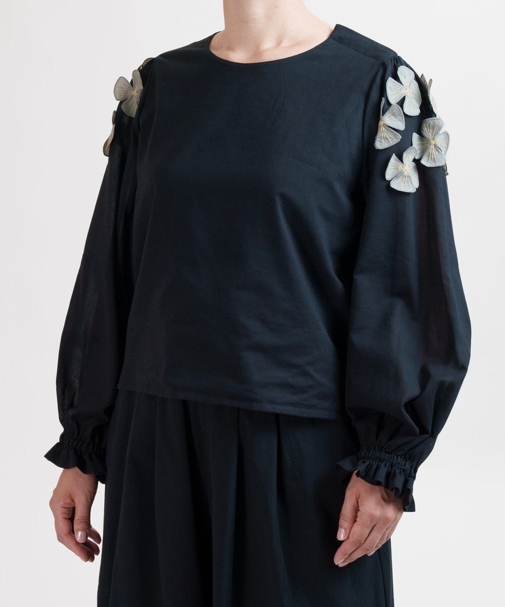 muuc 〈コットン100%強撚糸〉〈遠州織物の工場で織られた上質な生地〉〈清涼感とシアー感〉コットンシフォンドビー 花モチーフ付きブラウス 