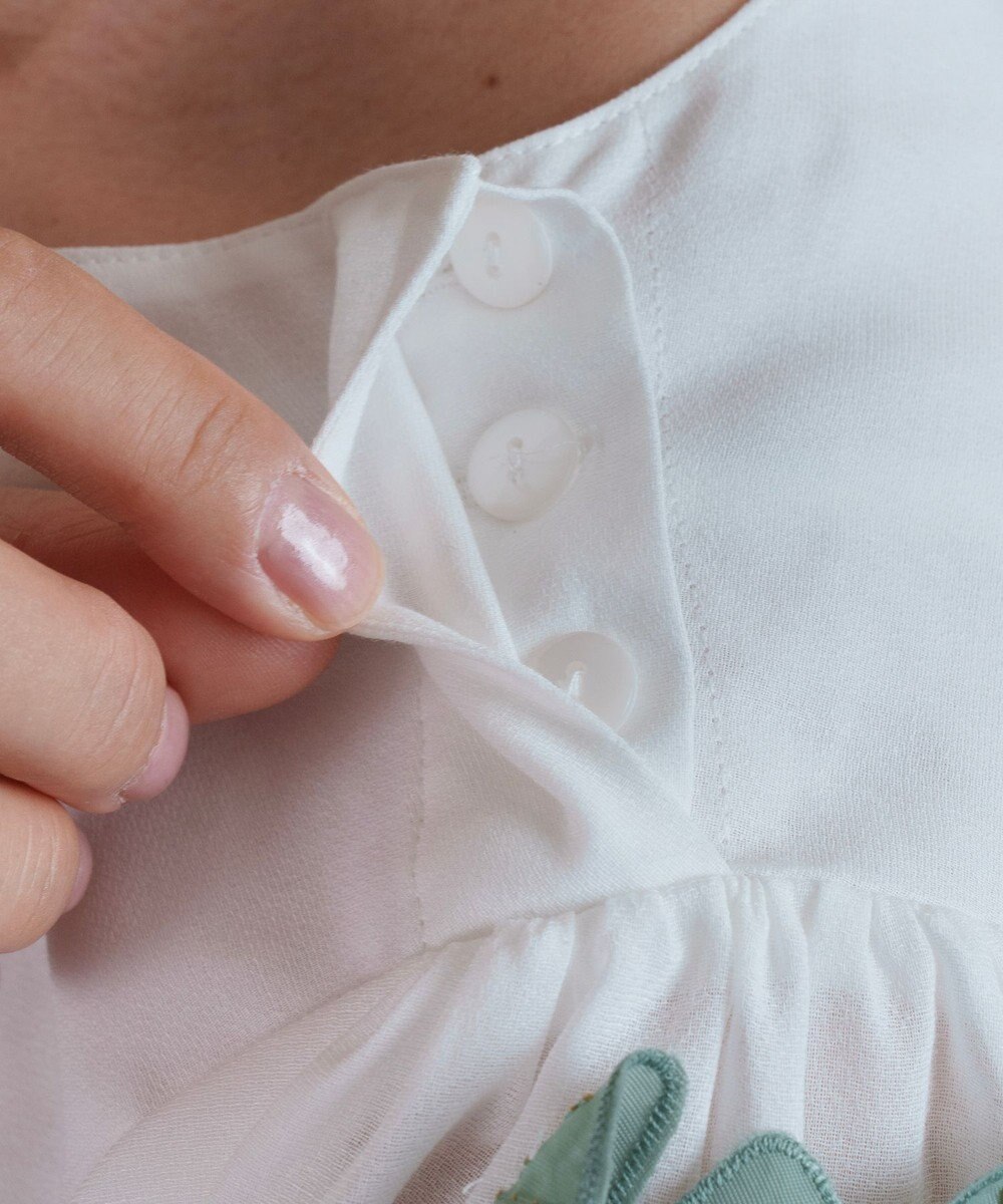 muuc 〈コットン100%強撚糸〉〈遠州織物の工場で織られた上質な生地〉〈清涼感とシアー感〉コットンシフォンドビー 花モチーフ付きブラウス 