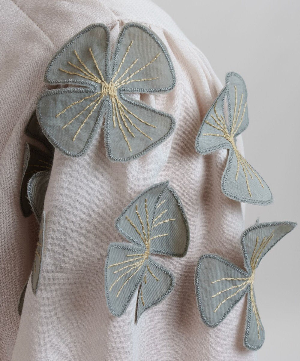 muuc 〈コットン100%強撚糸〉〈遠州織物の工場で織られた上質な生地〉〈清涼感とシアー感〉コットンシフォンドビー 花モチーフ付きブラウス 