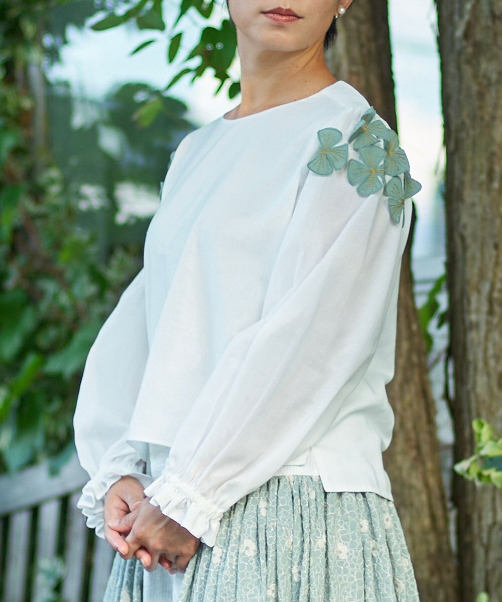muuc 〈コットン100%強撚糸〉〈遠州織物の工場で織られた上質な生地〉〈清涼感とシアー感〉コットンシフォンドビー 花モチーフ付きブラウス 