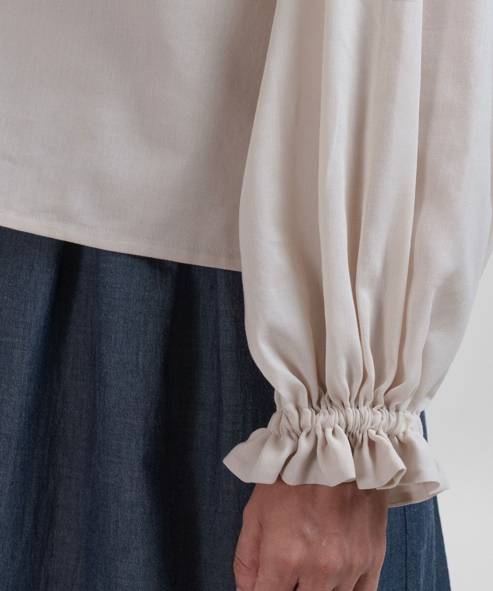 muuc 〈コットン100%強撚糸〉〈遠州織物の工場で織られた上質な生地〉〈清涼感とシアー感〉コットンシフォンドビー 花モチーフ付きブラウス 