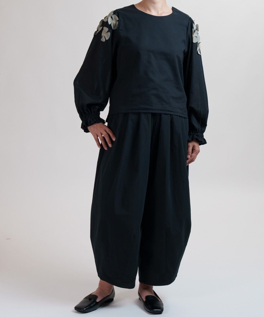 muuc 〈コットン100%強撚糸〉〈遠州織物の工場で織られた上質な生地〉〈清涼感とシアー感〉コットンシフォンドビー 花モチーフ付きブラウス 