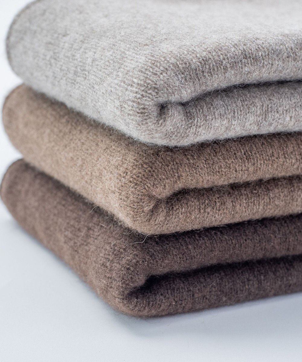 AND WOOL 〈上質な素材と手仕事から生まれた優しいニット〉ヤクの糸を編んだ大判ストール 