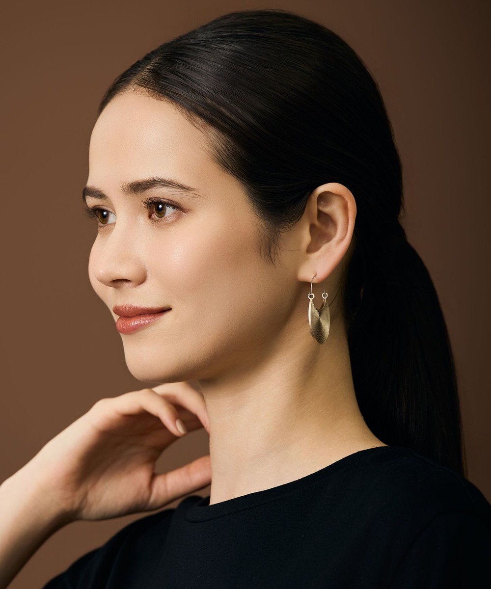 自由区 【SHIHOさん着用・大ぶり】スワール ピアス 