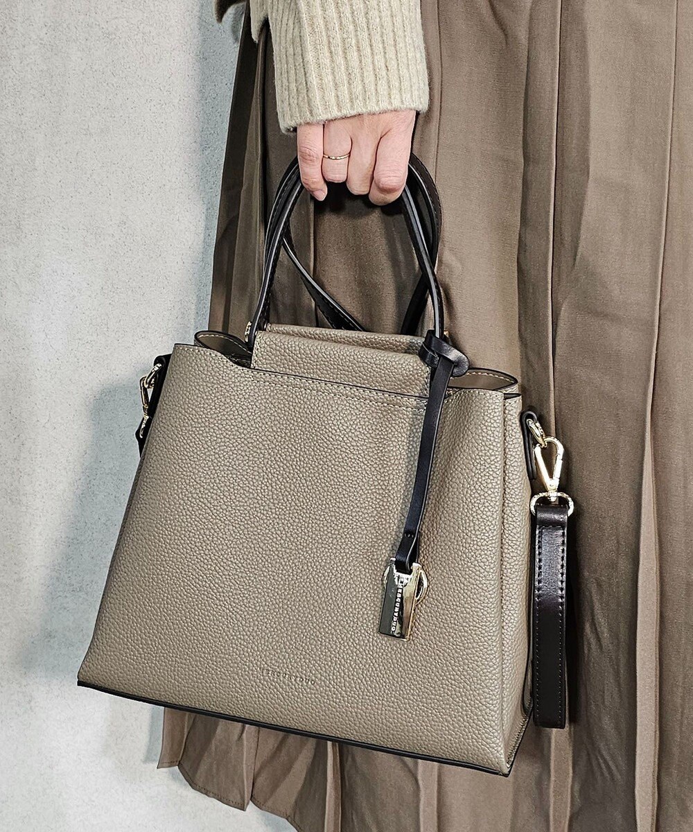 style code 【MERCURYDUO/マーキュリーデュオ】両アオリポケット　ハンドバッグ　キーリングチャーム付き 