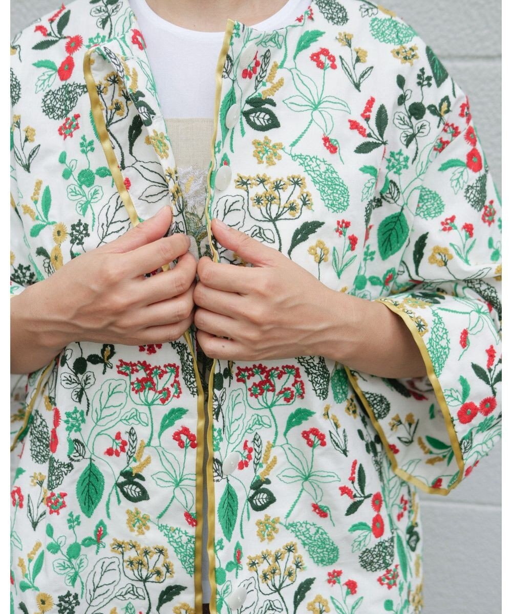 muuc 筆記帳刺繍ショートコート〈国産・muucオリジナル総柄刺繍〉〈上質な綿混ダンガリー〉〈中に着込めるゆとり袖・Aライン〉〈3シーズン春秋冬〉 