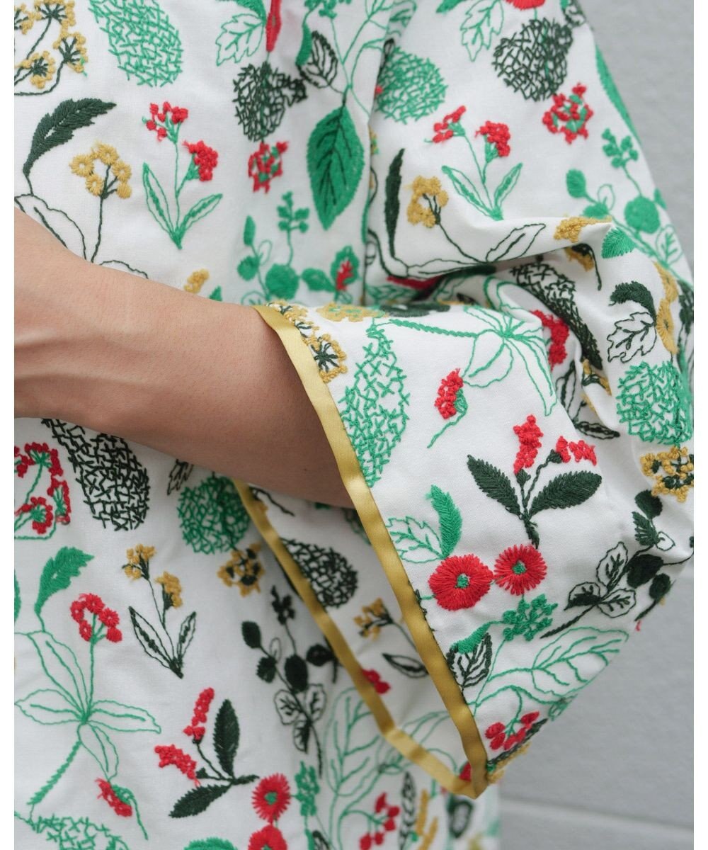 muuc 筆記帳刺繍ショートコート〈国産・muucオリジナル総柄刺繍〉〈上質な綿混ダンガリー〉〈中に着込めるゆとり袖・Aライン〉〈3シーズン春秋冬〉 