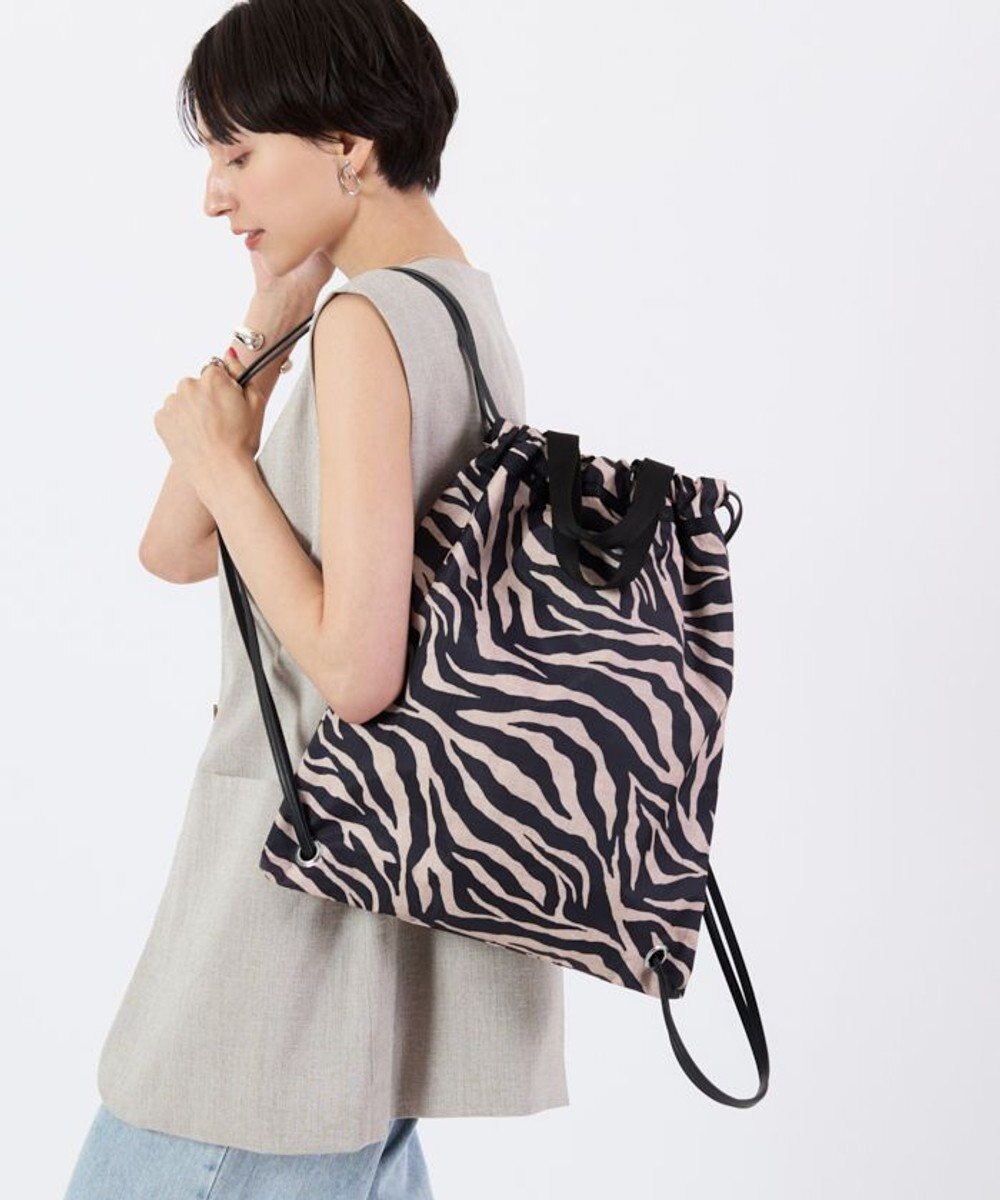 LeSportsac TH CITY KNAPSACK/アップタウンラフィアゼブラ/ブラック 