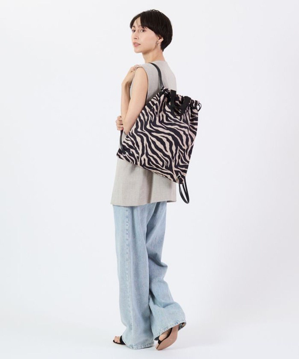 LeSportsac TH CITY KNAPSACK/アップタウンラフィアゼブラ/ブラック 