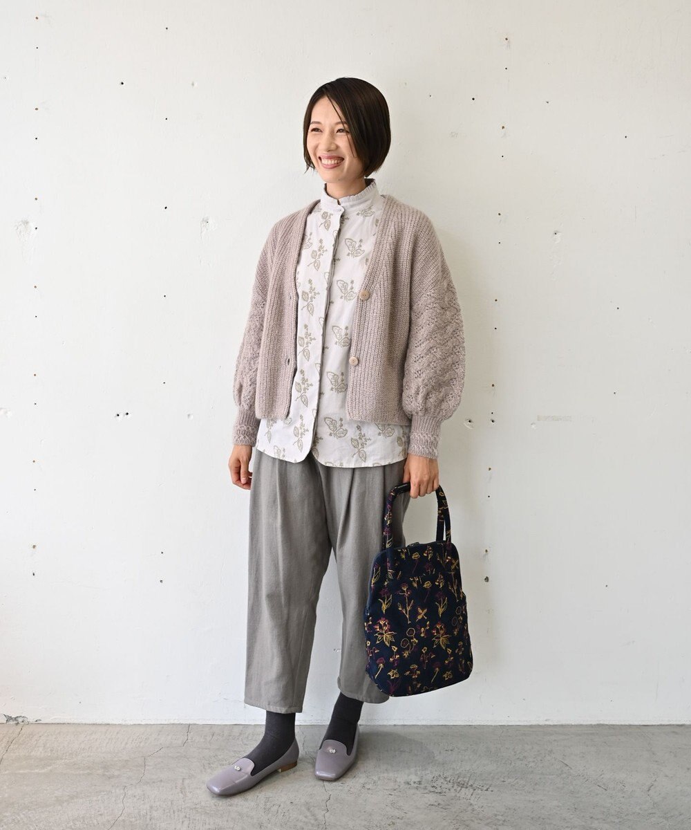 muuc 〈コットン100%〉〈綿ローン生地〉〈ふんわり柔らかな肌触り〉梅小花刺繍 スタンドカラーブラウス 