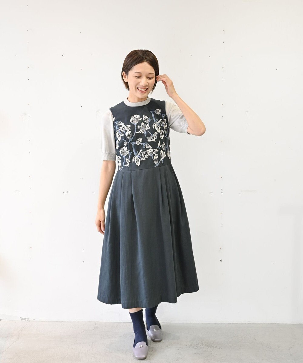 muuc 〈遠州織物の工場で織られた上質なコットン生地〉モクレン刺繍 後ろファスナー有り ノーカラー ノースリーブ ウエスト切り替えワンピース（セットアップ可能） 