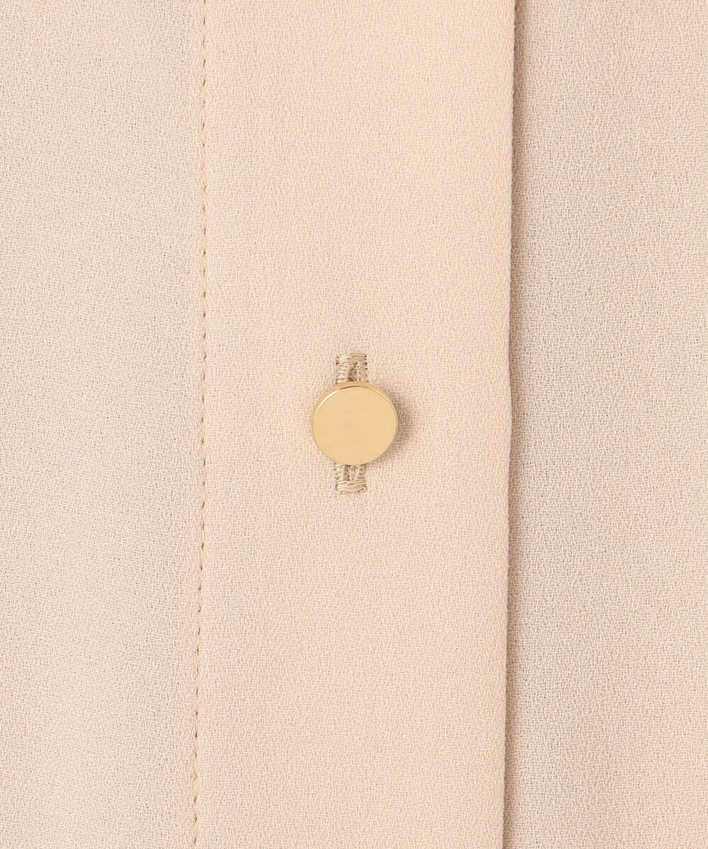 BEIGE， 【WEB限定・洗える】CLARION / ゴールド釦クルーネックブラウス 