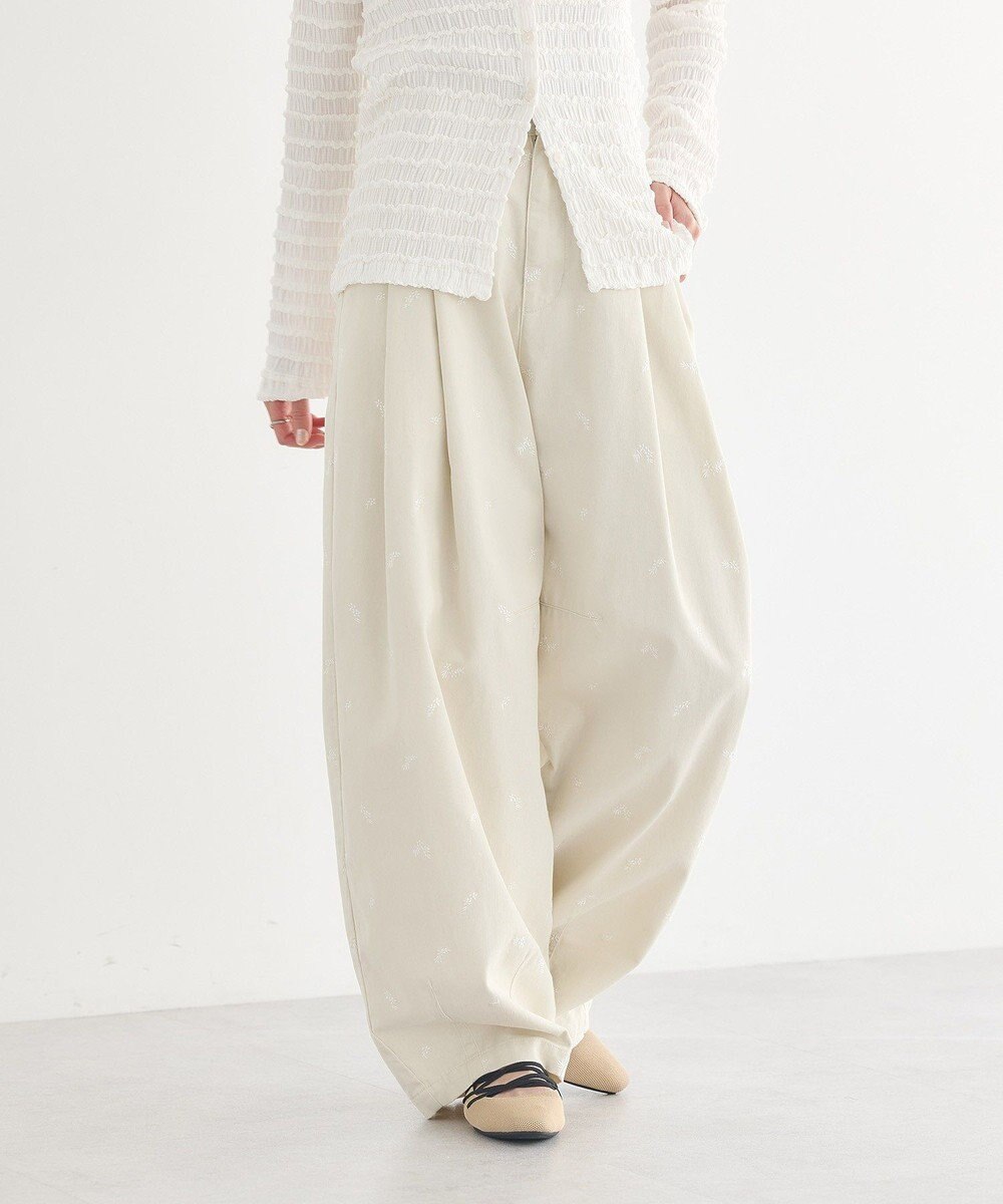 earth music&ecology 【綿100】フラワー刺繍ツイルカーブパンツ 