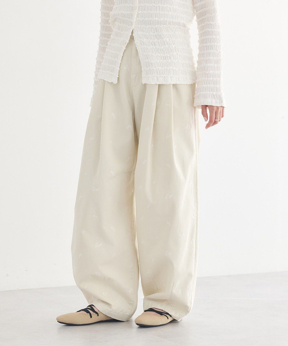 earth music&ecology 【綿100】フラワー刺繍ツイルカーブパンツ 