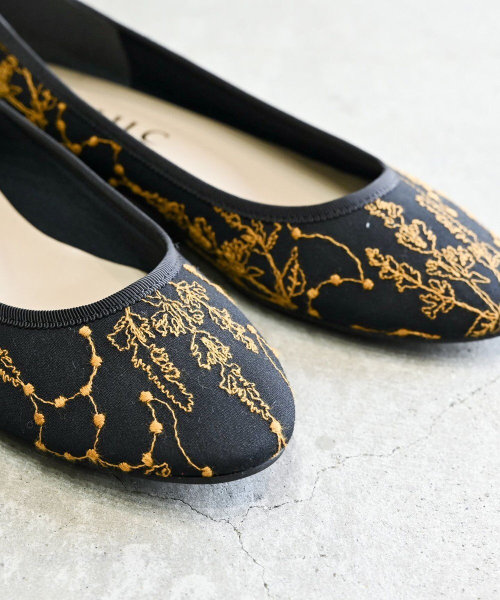 muuc イラカ柄刺繍のバレエシューズ 