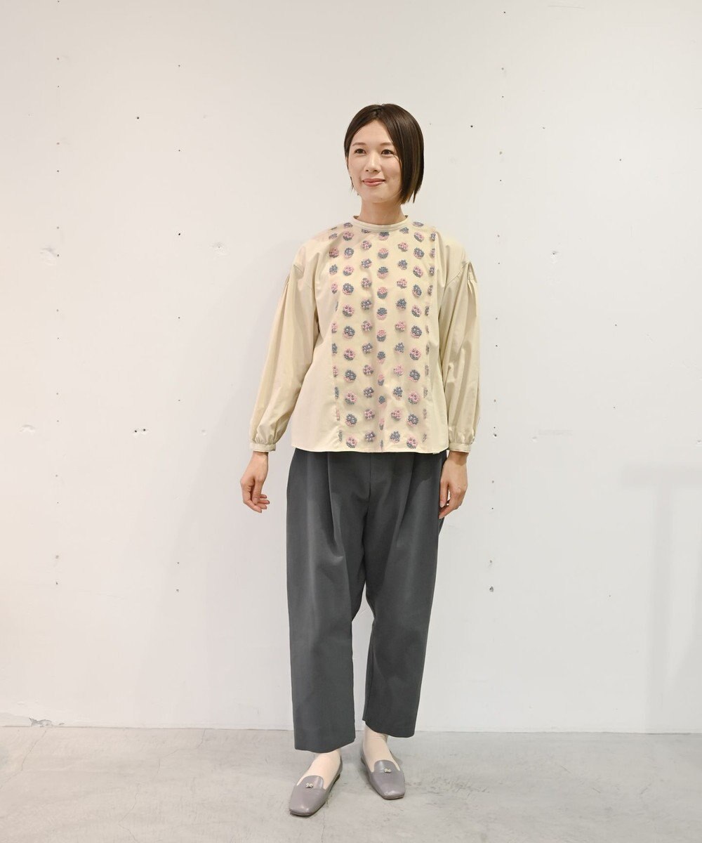 muuc 〈遠州織物の工場で織られた上質なコットン生地〉あじさい小花柄刺繍切り替え ボリューム袖 プルオーバーブラウス 