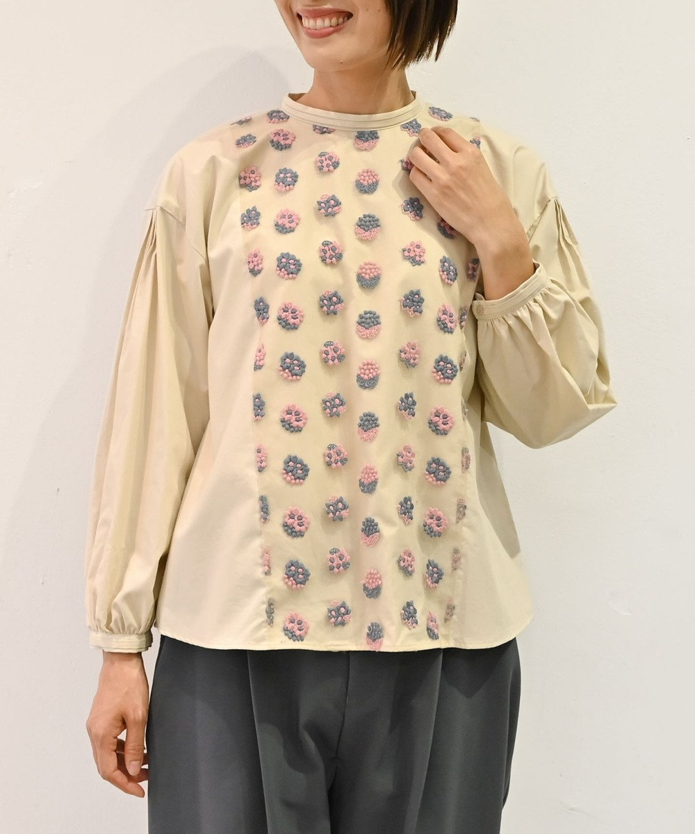 muuc 〈遠州織物の工場で織られた上質なコットン生地〉あじさい小花柄刺繍切り替え ボリューム袖 プルオーバーブラウス 