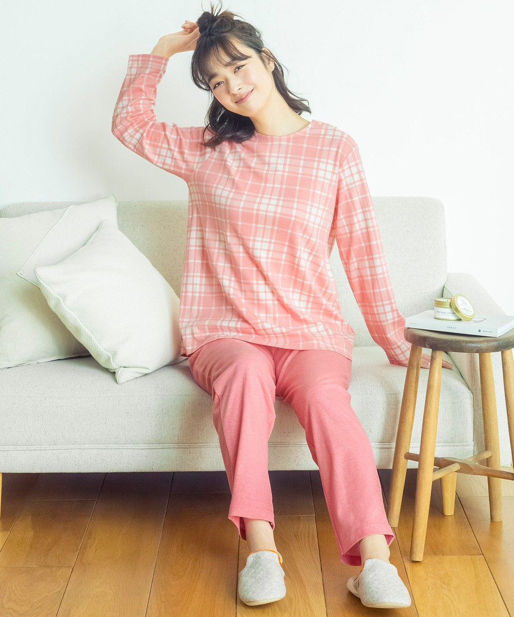 ピンク薄い桃色サイズ新品　シルク100%　長袖長ズボンパジャマ　ピンク