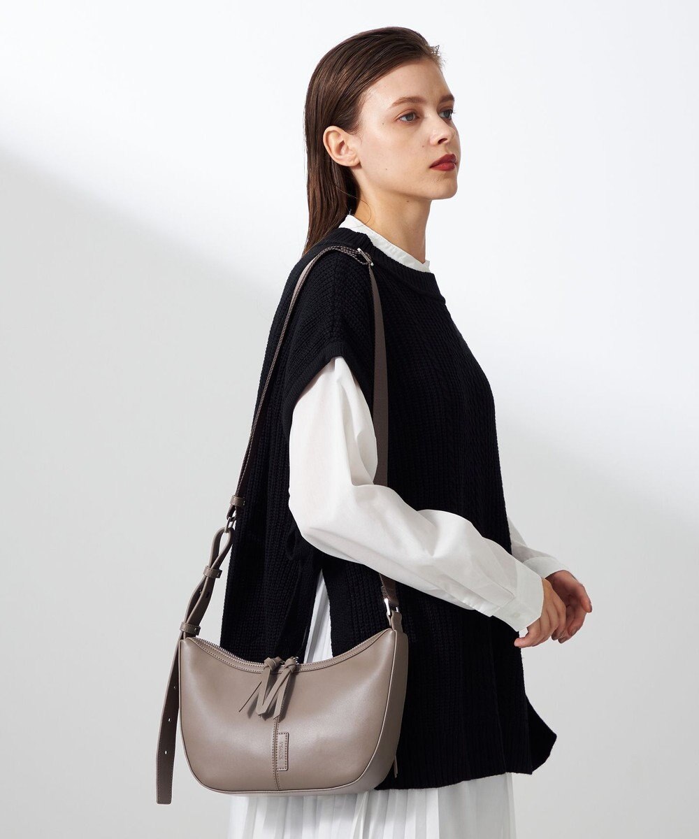 Y'SACCS ハーフムーンボディショルダーバッグ 