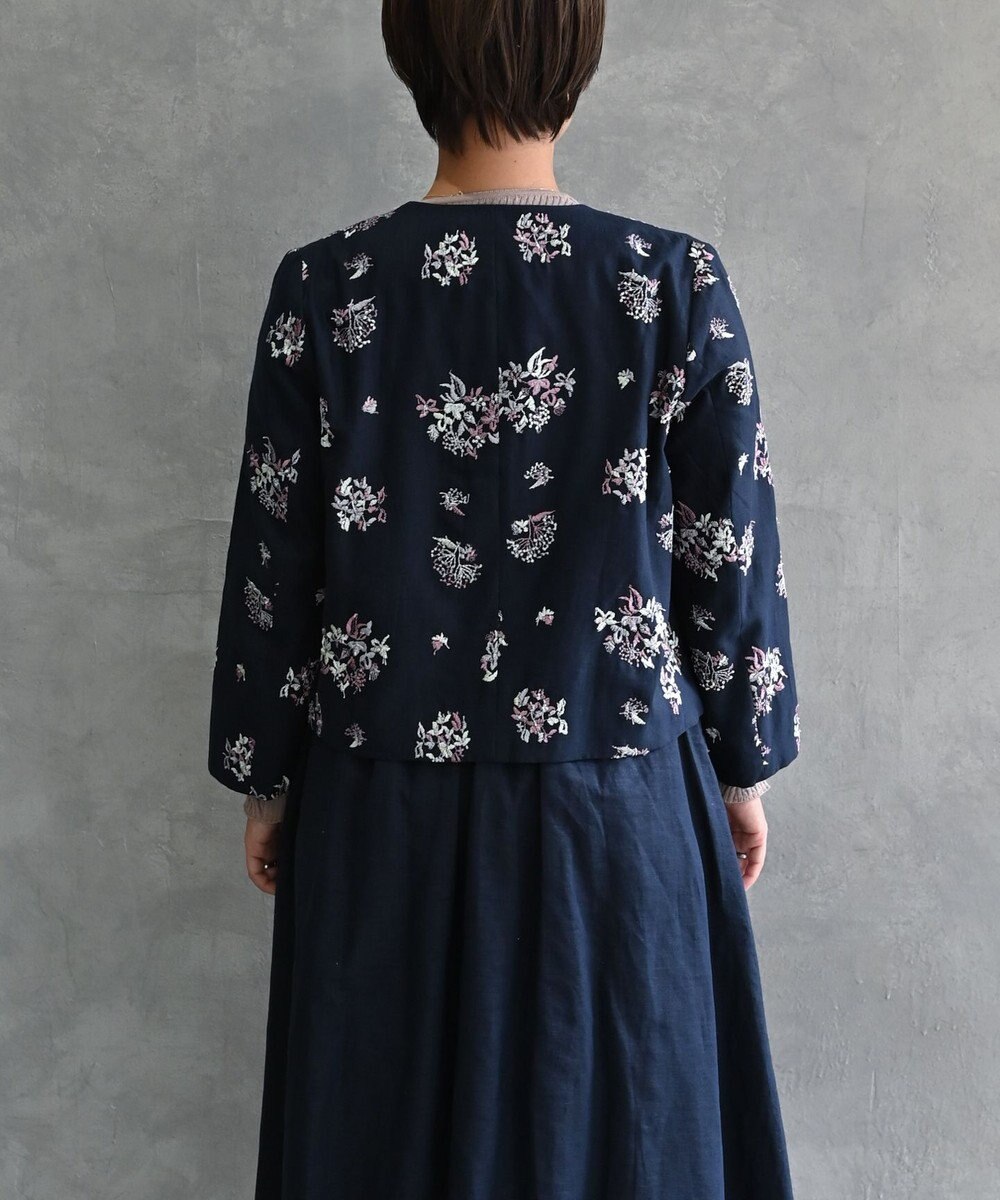 muuc 〈コットン×リネン〉〈高品質なドライタッチ生地〉〈遠州織物の工場で織られた上質なコットン生地〉野小花刺繍 ノーカラージャケット 