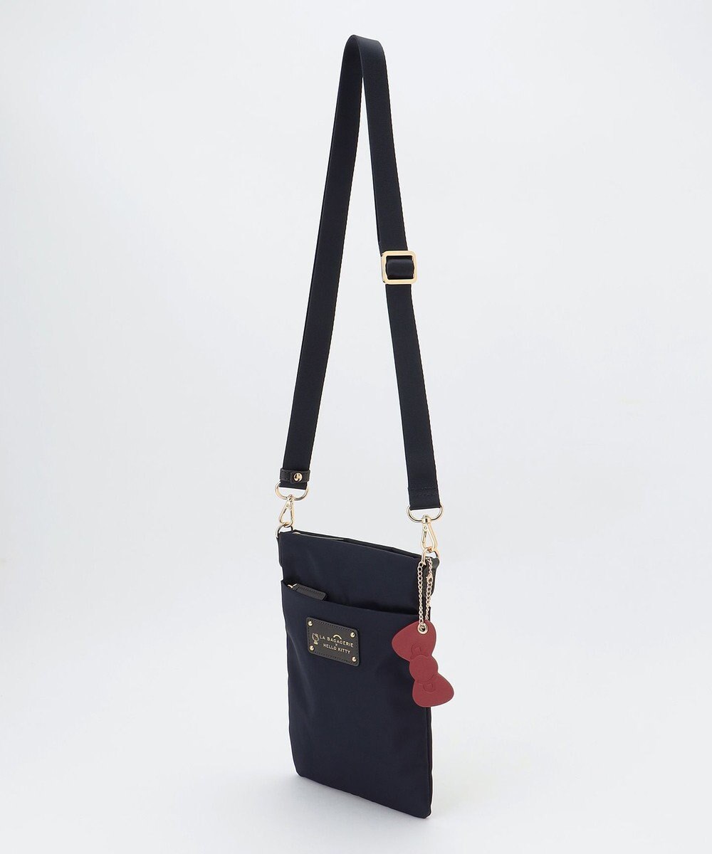 LA BAGAGERIE 【LA BAGAGERIE×HELLO KITTY】リボンチャーム付き　スクエアポシェット 