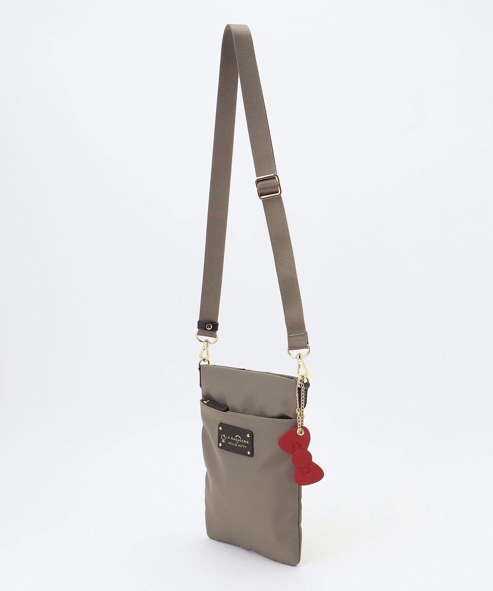 LA BAGAGERIE 【LA BAGAGERIE×HELLO KITTY】リボンチャーム付き　スクエアポシェット 