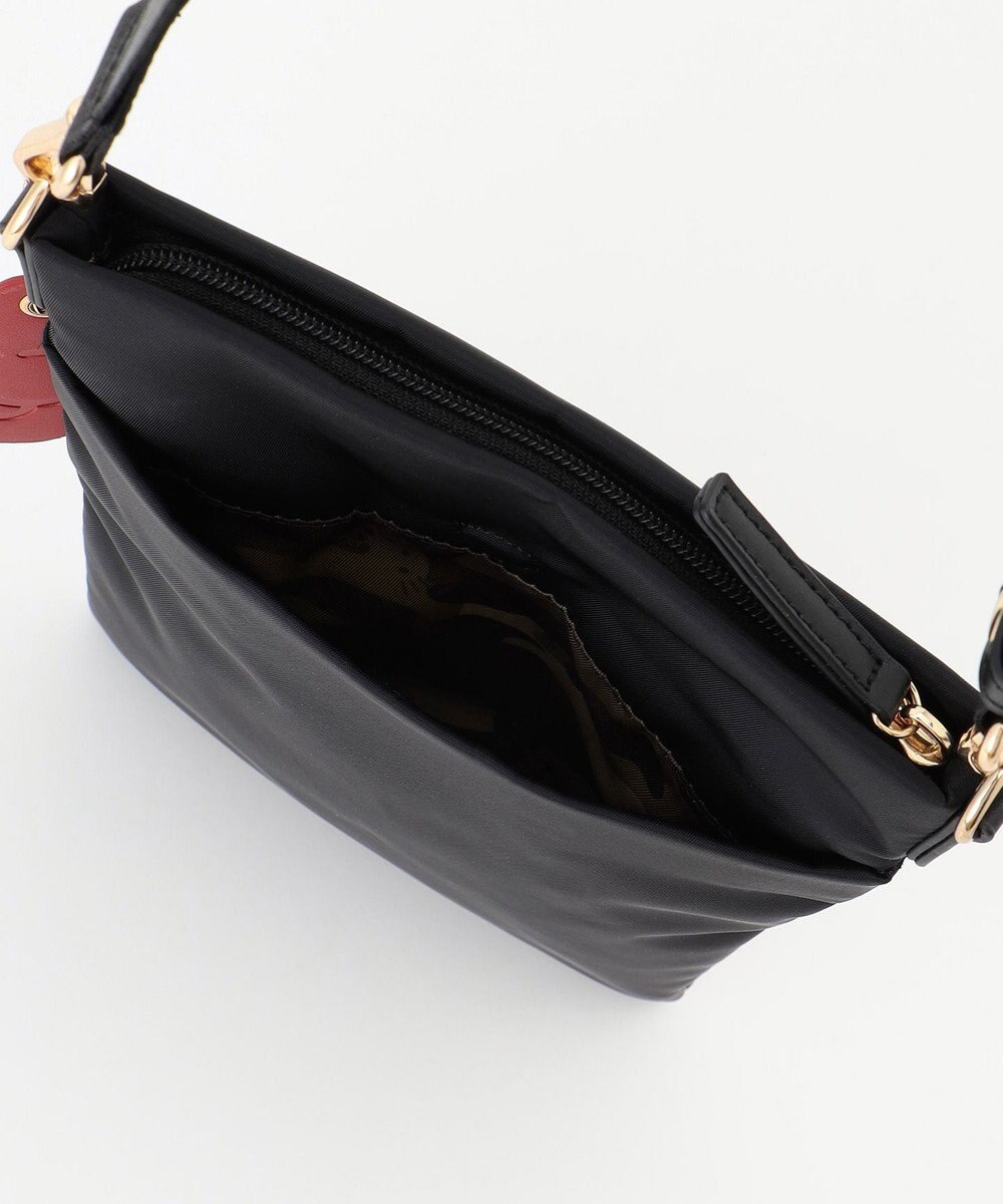 LA BAGAGERIE 【LA BAGAGERIE×HELLO KITTY】リボンチャーム付き　スクエアポシェット 