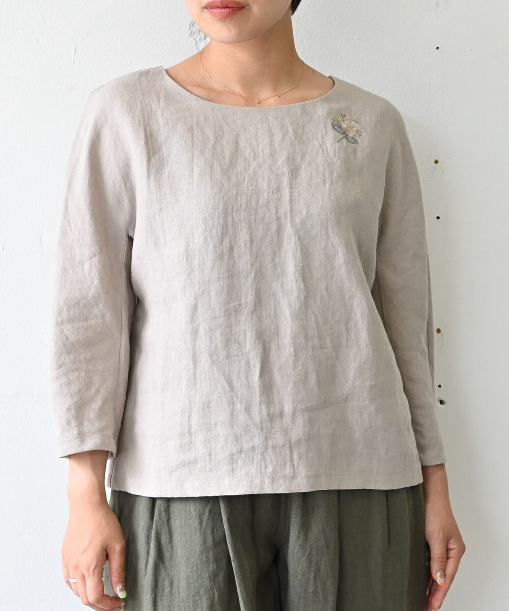 muuc 〈高品質ベルギーリネン〉〈オンオフ着られる〉花刺繍モチーフ付きリネンプルオーバー 