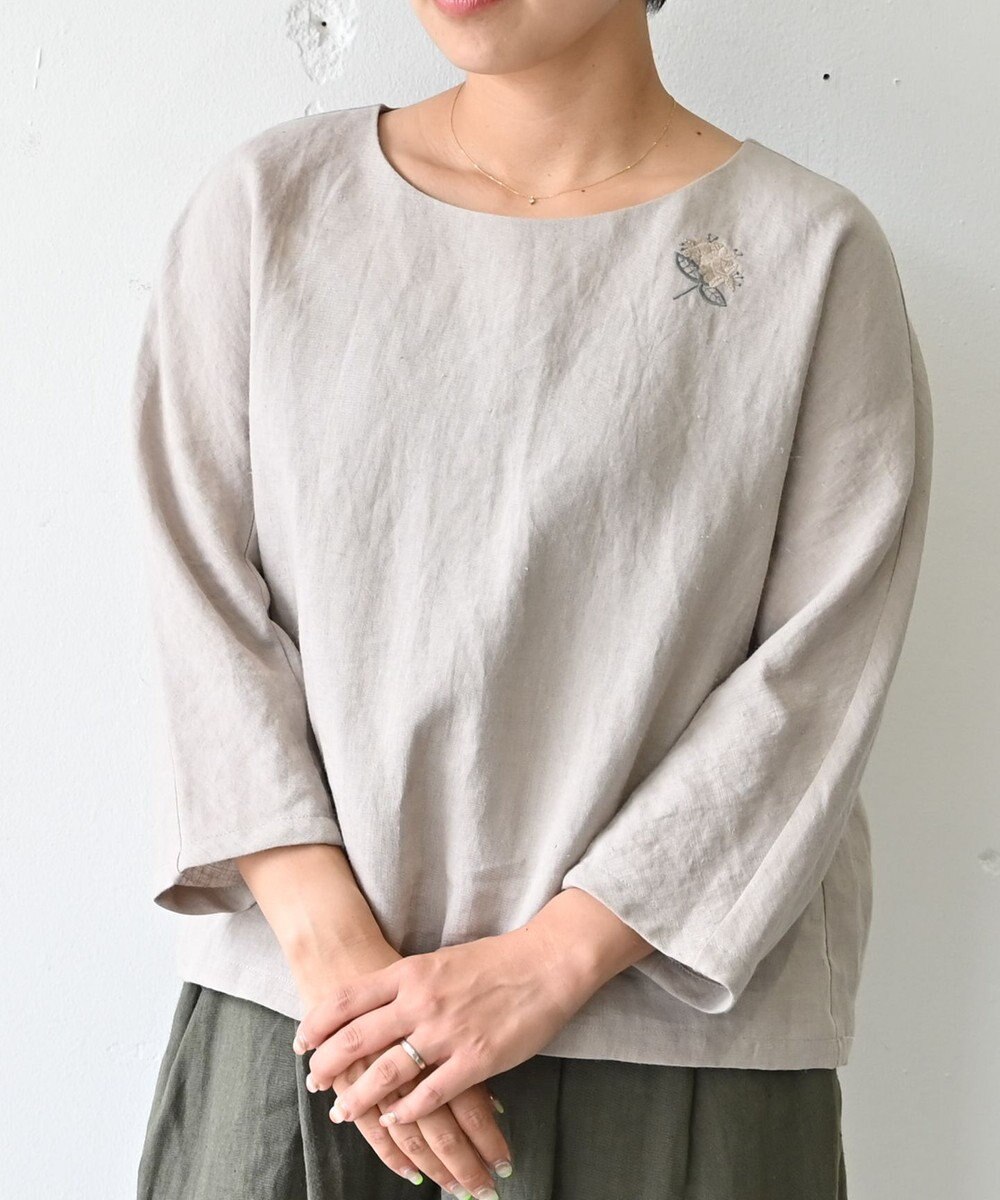 muuc 〈高品質ベルギーリネン〉〈オンオフ着られる〉花刺繍モチーフ付きリネンプルオーバー 