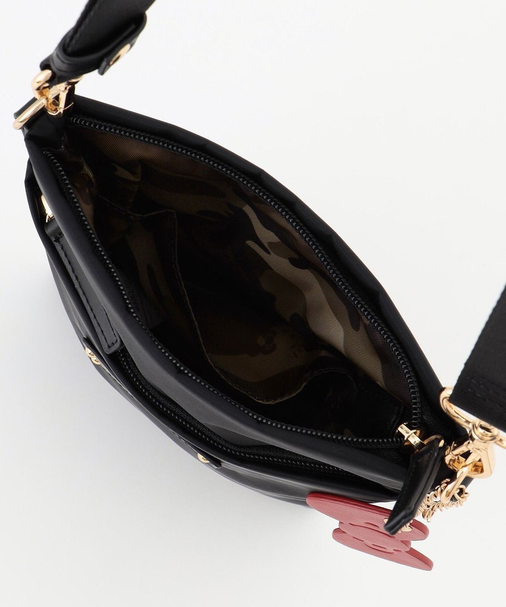 LA BAGAGERIE 【LA BAGAGERIE×HELLO KITTY】リボンチャーム付き　スクエアポシェット 