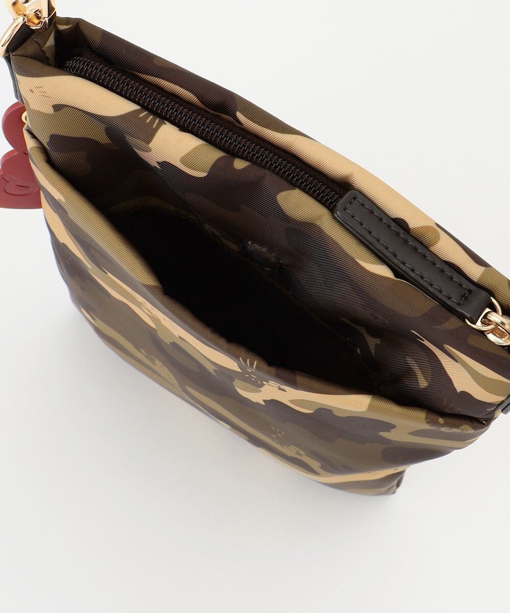 LA BAGAGERIE 【LA BAGAGERIE×HELLO KITTY】リボンチャーム付き　スクエアポシェット 