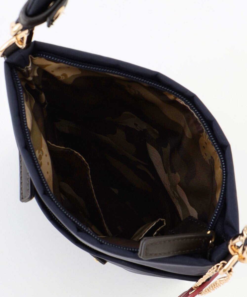 LA BAGAGERIE 【LA BAGAGERIE×HELLO KITTY】リボンチャーム付き　スクエアポシェット 