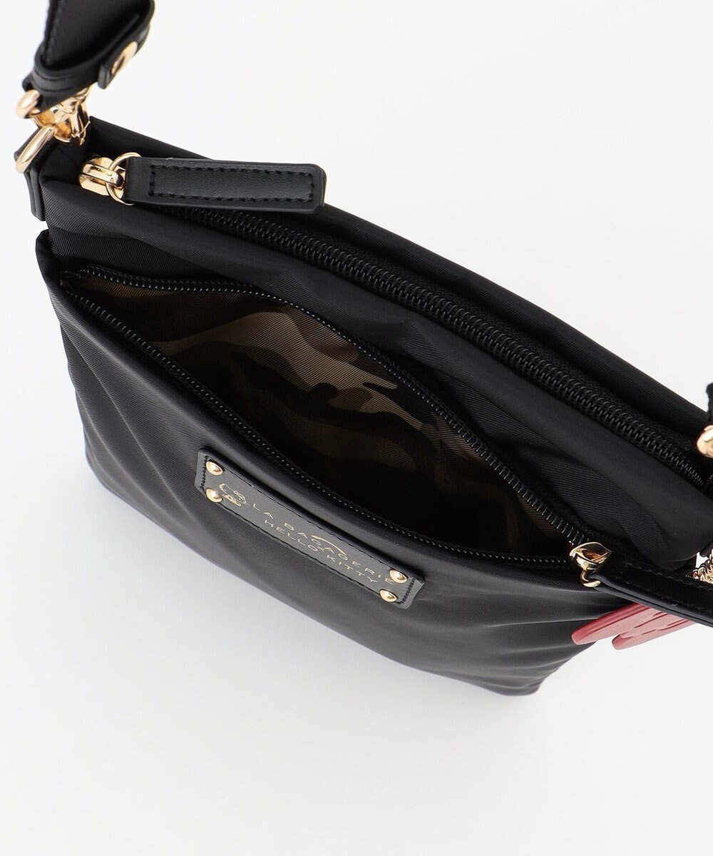 LA BAGAGERIE 【LA BAGAGERIE×HELLO KITTY】リボンチャーム付き　スクエアポシェット 