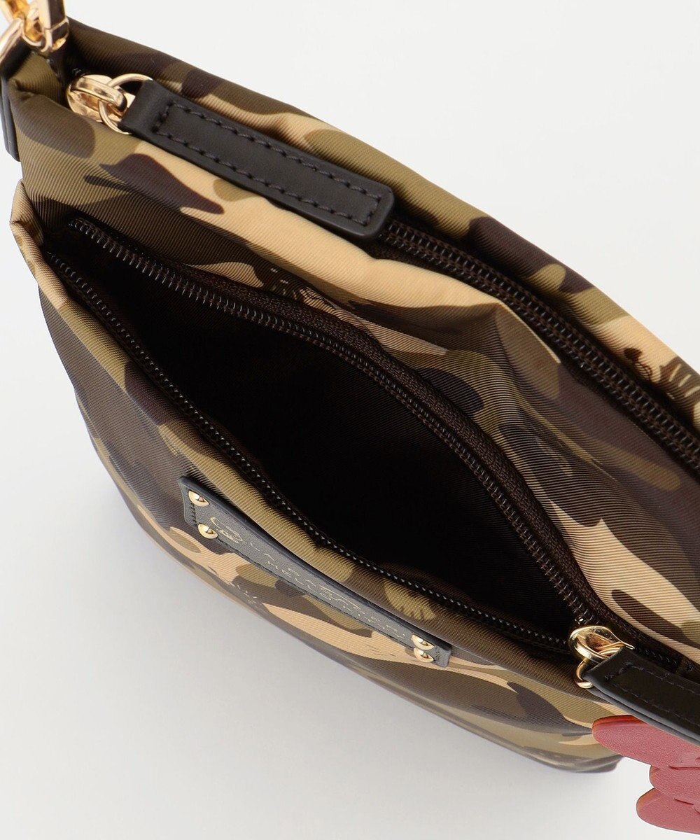 LA BAGAGERIE 【LA BAGAGERIE×HELLO KITTY】リボンチャーム付き　スクエアポシェット 