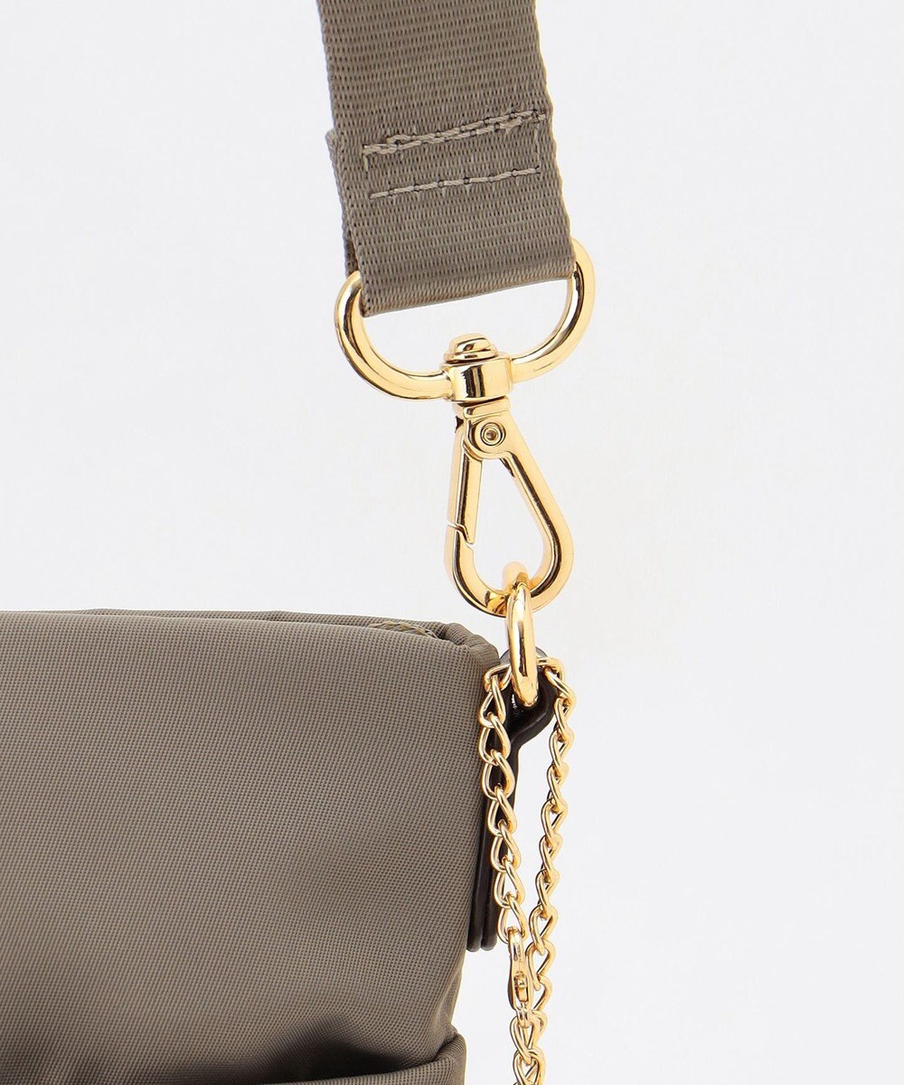 LA BAGAGERIE 【LA BAGAGERIE×HELLO KITTY】リボンチャーム付き　スクエアポシェット 