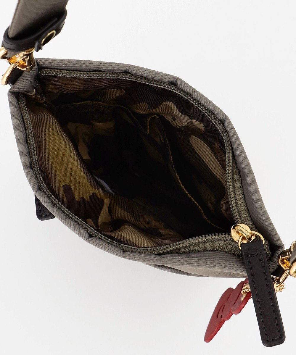 LA BAGAGERIE 【LA BAGAGERIE×HELLO KITTY】リボンチャーム付き　スクエアポシェット 