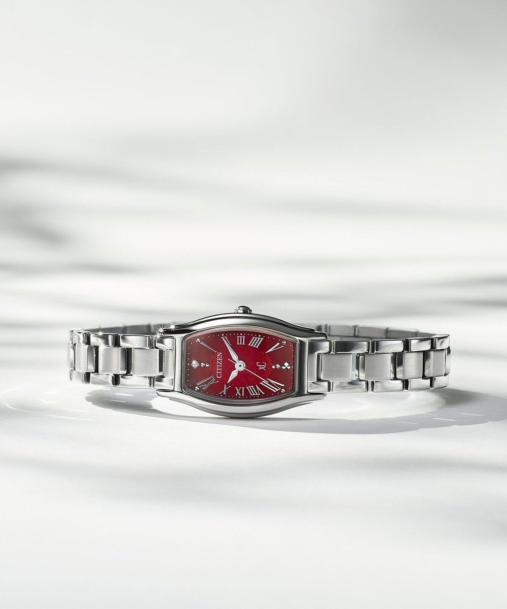 CITIZEN 【数量限定モデル】レッドの文字板が印象的な電池交換不要トノー型ウオッチ 