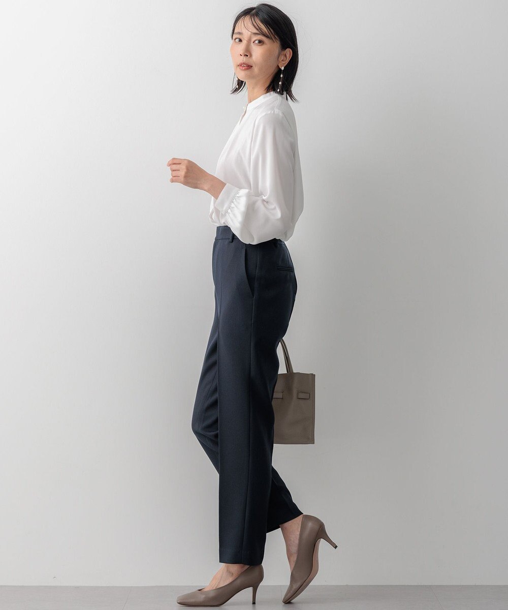 23区 【吸水速乾/UVケア/防シワ性】バックサテンアムンゼン パール釦 タック ブラウス 