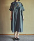 muuc 筆記帳刺繍ヨーク切り替えワンピース〈国産・muucオリジナル総柄刺繍〉〈オーガニック綿〉〈前開き・羽織にも〉〈3シーズン春夏秋〉