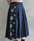 muuc 〈コットン×リネン〉〈高品質なドライタッチ生地〉〈遠州織物の工場で織られた上質な生地〉野小花刺繍 ウエスト後ろゴムあり 裏地あり ギャザースカート