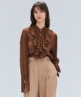 BEIGE， CALLERRY / シルク混ドットラッフルブラウス