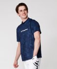 23区GOLF 【MEN】【吸水速乾・UVケア】ステッカープリント モックネックシャツ